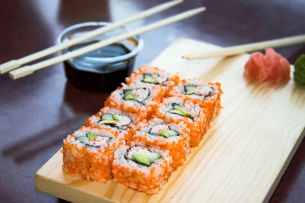 Rollos de sushi de California con salsa — Foto de Stock