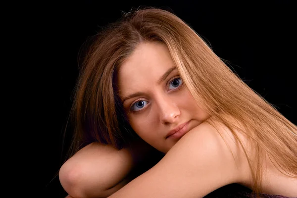 Schönheit junge Frau auf schwarzem Hintergrund — Stockfoto