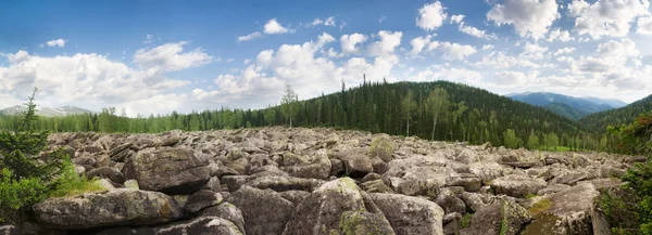Vale de pedra em montanhas siberianas — Fotografia de Stock