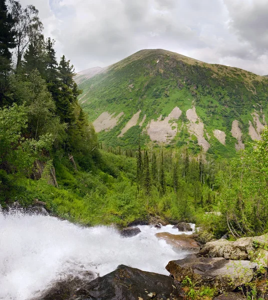 Cachoeira e montanhas — Fotografia de Stock