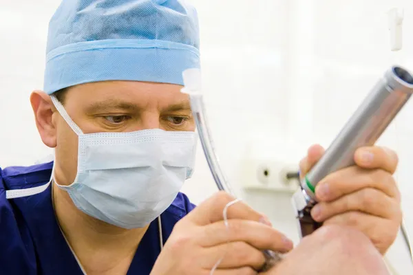 Anaesthesiologist performing endotracheal intubation — Stock Photo, Image