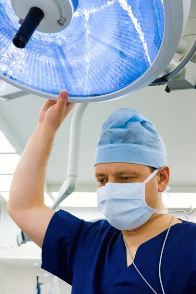 Anesthésiste avec lampe chirurgicale — Photo