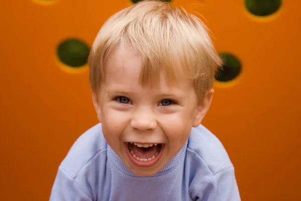 Śmiejąc się chłopiec — Zdjęcie stockowe
