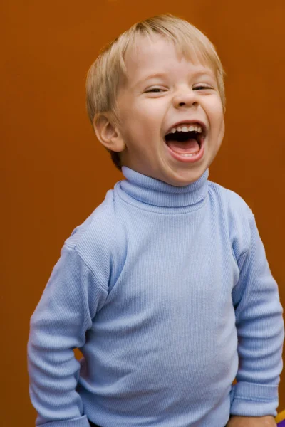 Счастливый смеющийся мальчик — стоковое фото