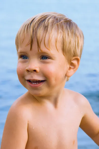 Smiley-Junge am Wasser — Stockfoto