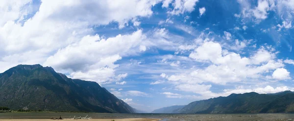 Lago de montaña bajo cielo azul — Foto de Stock