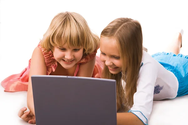 Dvě dívky s laptopem — Stock fotografie