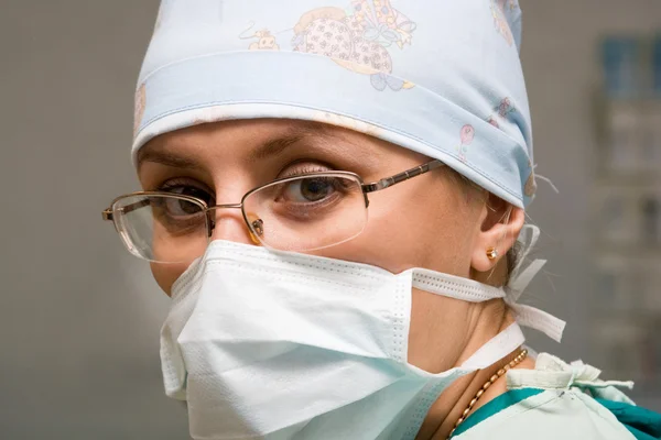 Cirujano mujer en sala de operaciones — Foto de Stock