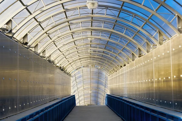 Lange tunnel met glazen plafond — Stockfoto
