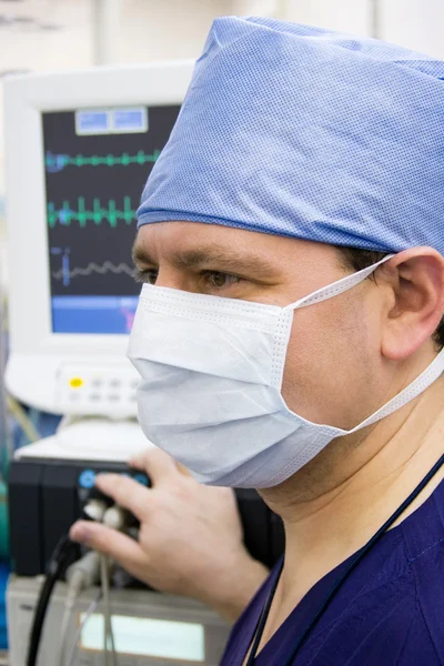 Anestezjolog z monitorem w serwerowni — Zdjęcie stockowe