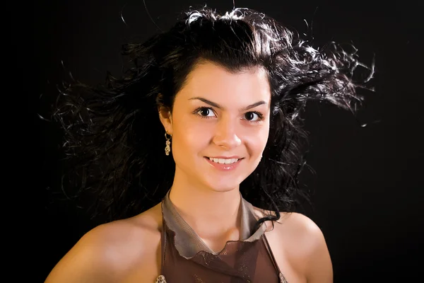 Młoda atrakcyjna kobieta brunetka z długich włosów — Zdjęcie stockowe