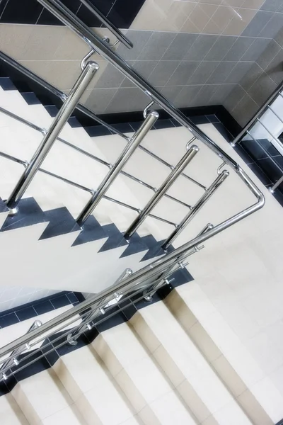 金属の階段の階段のエンクロージャ — ストック写真