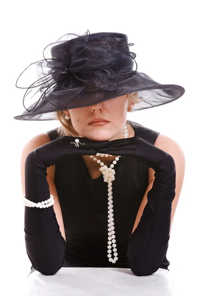 帽子から見て魅力的な女性 — ストック写真