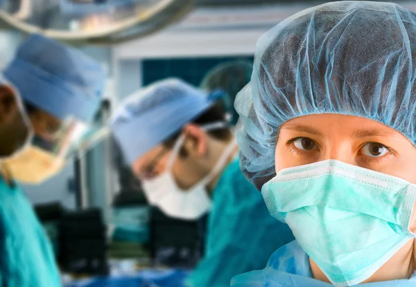 Chirurgo donna con team chirurgico — Foto Stock