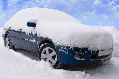 Kar altında araba