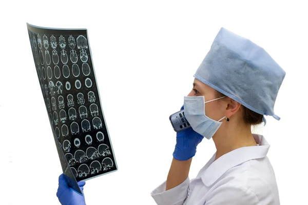 Verpleegster met telefoon een tomogram — Stockfoto