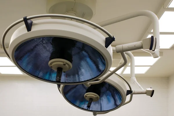 Хирургические лампы в операционной — стоковое фото