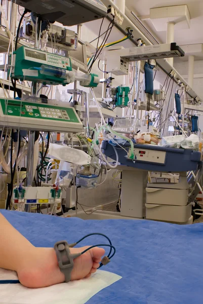 Barnets fot med pulsoximeter på intensivvårdsavdelning — Stockfoto