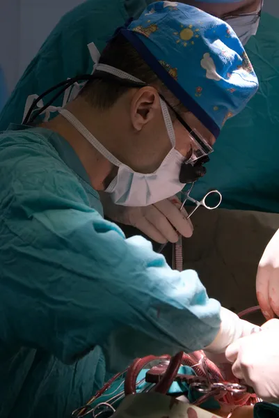 Детский хирург на работе — стоковое фото
