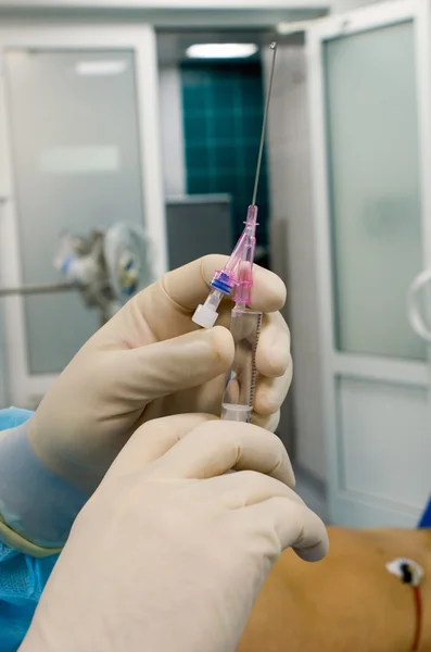 Syringe in handen van arts — Stockfoto