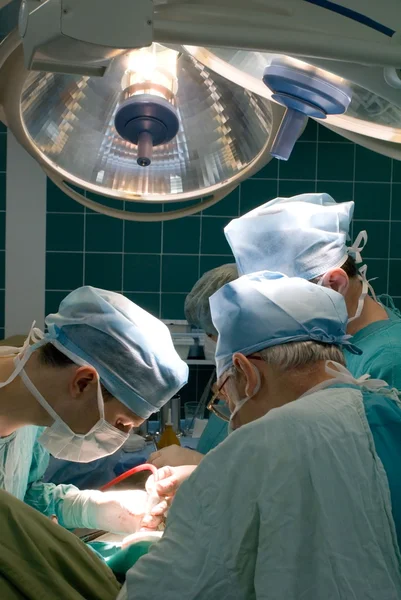 Cirujanos en quirófano — Foto de Stock