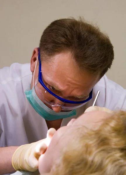 Zahnarzt bei der Arbeit — Stockfoto