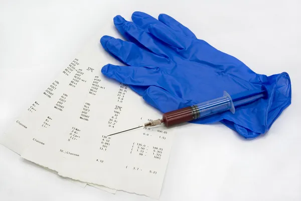 Seringue avec analyses de sang et gants — Photo