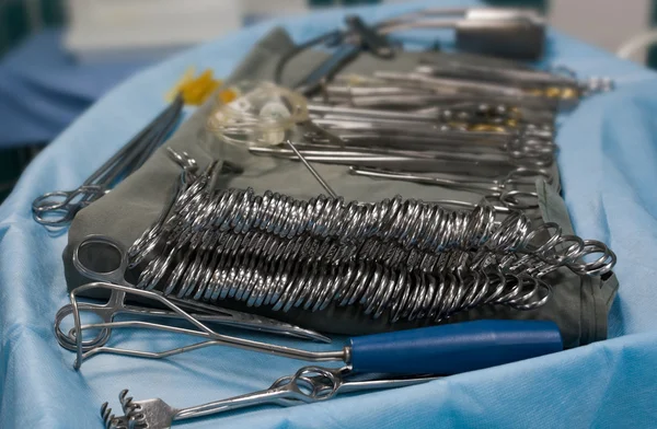 在手术室的外科手术器械 — 图库照片