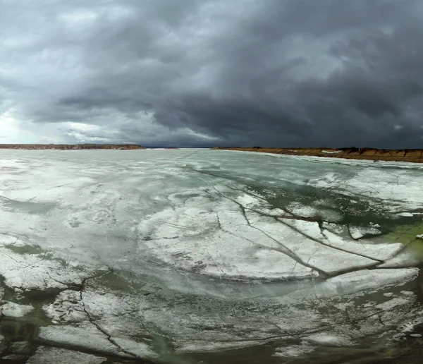 Schwebendes Eis unter dunklen Wolken — Stockfoto