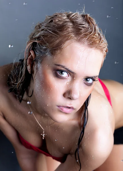 Jovem molhado bela mulher — Fotografia de Stock