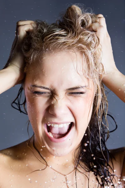 Jovem gritando mulher loira — Fotografia de Stock