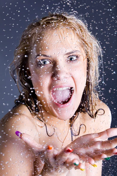 Mulher gritando com gotas de água caindo — Fotografia de Stock
