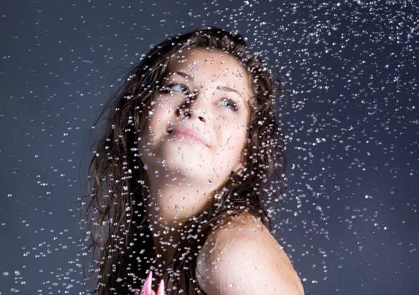 Mladá bruneta žena s kapičkami vody — Stock fotografie