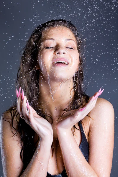 Jovem mulher em gotas de água — Fotografia de Stock