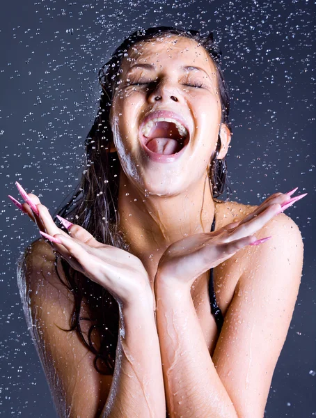 Εκστατική ουρλιάζοντας γυναίκα με τις πτώση σταγονίδια νερού — Φωτογραφία Αρχείου