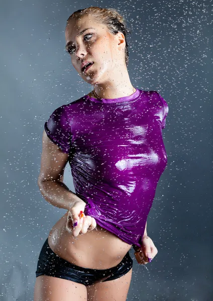 Vrouw met t-shirt in waterdruppels — Stockfoto