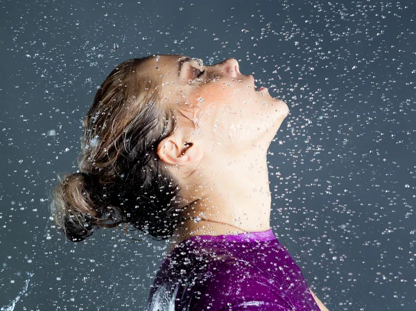 Mulher expressiva com gotículas de água caindo — Fotografia de Stock