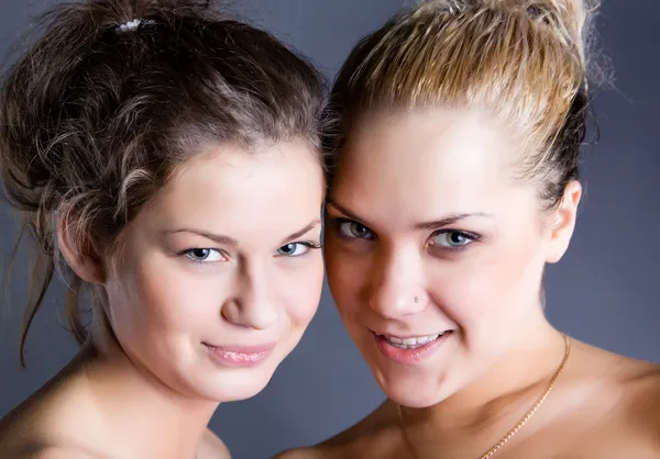 Dwa Młoda blondynka i brunetka dama — Zdjęcie stockowe