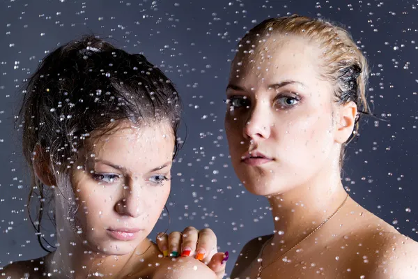 Duas mulheres bonitas jovens com gotas de água — Fotografia de Stock