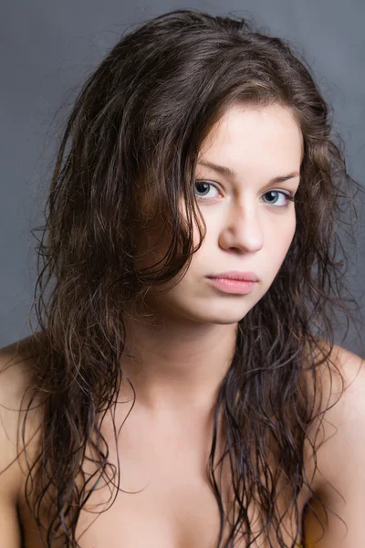 Jonge mooie brunette vrouw — Stockfoto