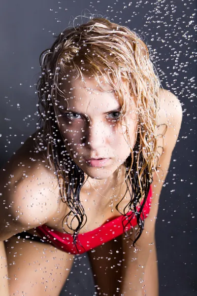Joven mujer de belleza expresiva con gotas de agua — Foto de Stock