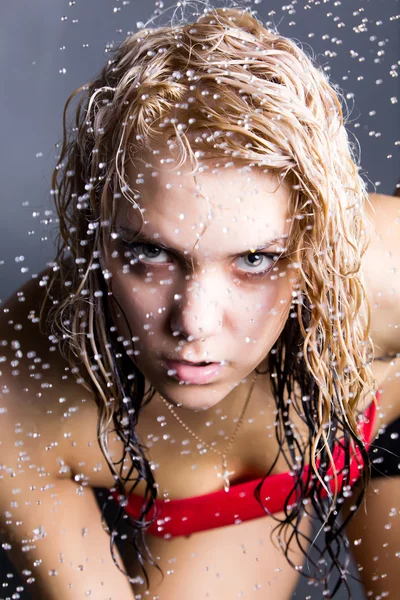 Expressieve vrouw met waterdruppeltjes — Stockfoto