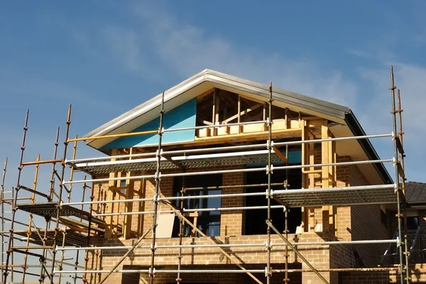 House front in scaffolds — Stock Photo, Image