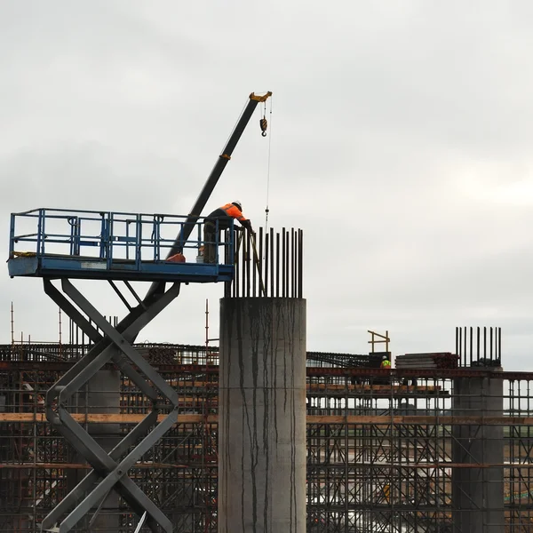 労働者および橋桟橋の測定 — ストック写真