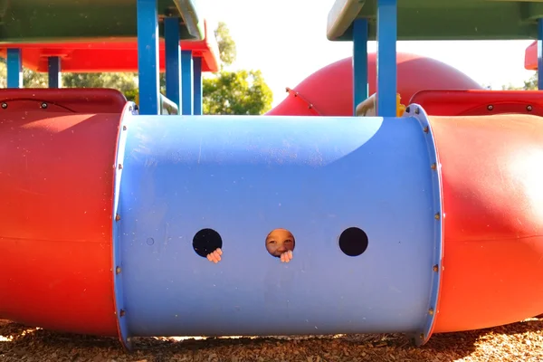 Lächelndes Gesicht auf Spielplatz — Stockfoto