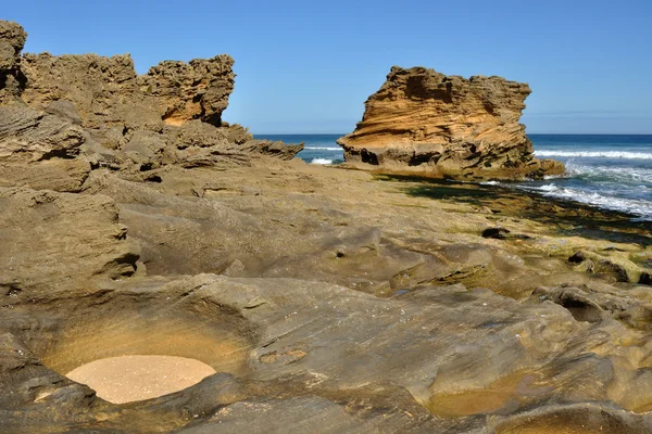 Roccia di arenaria sulla spiaggia — Foto Stock