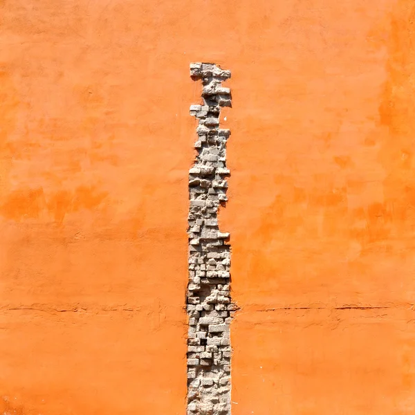 Crăpătură de cărămizi în perete portocaliu — Fotografie, imagine de stoc