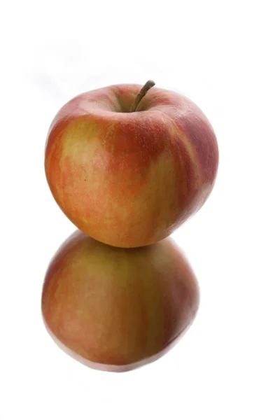 ミラー上のリンゴ. — ストック写真