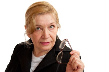 Beyaz arka planda siyah kadın kıdemli