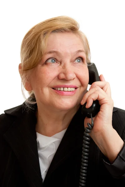 Ανώτερος γυναίκα μιλώντας στο τηλέφωνο σε μαύρο σουίτα στον λευκό έκφραση — Φωτογραφία Αρχείου